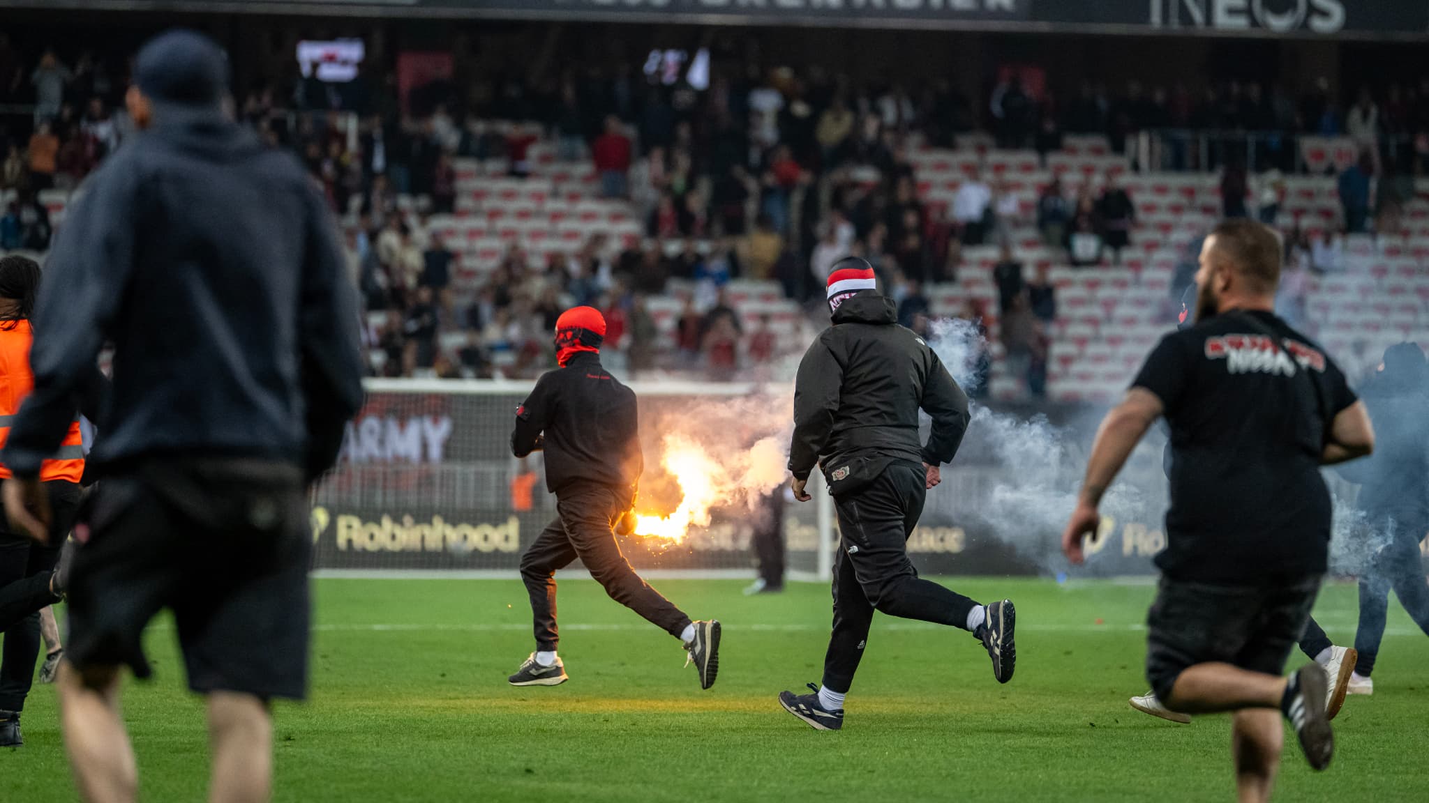 Sanctions de la LFP : l&rsquo;OGC Nice condamné au huis clos pour le barrage contre Saint-Etienne