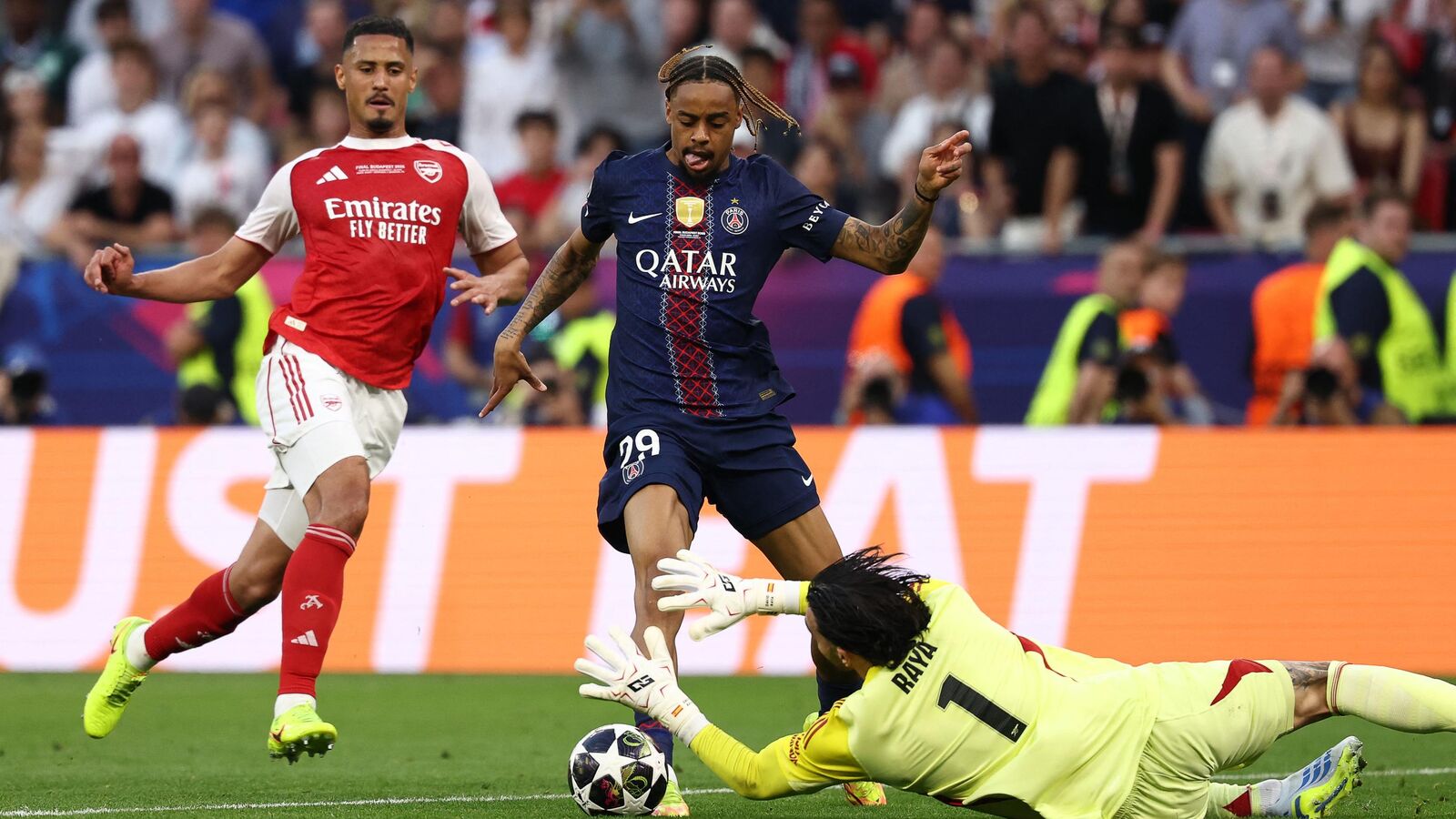 Bradley Barcola s&rsquo;amuse de ses occasions manquées après le sacre du PSG