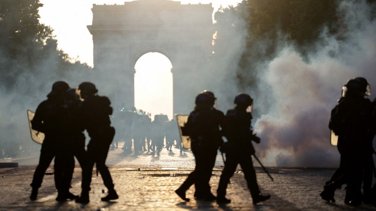 Nuit de tensions après le sacre du PSG : 780 interpellations et un accident mortel en France