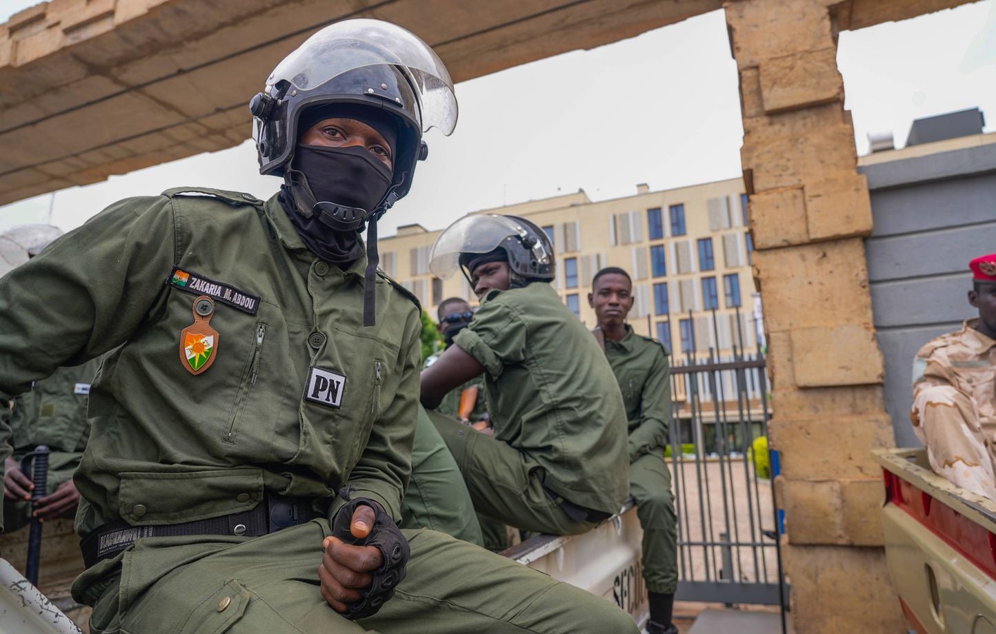 Nuit de tensions au Niger : tirs et explosions à l&rsquo;aéroport de Niamey
