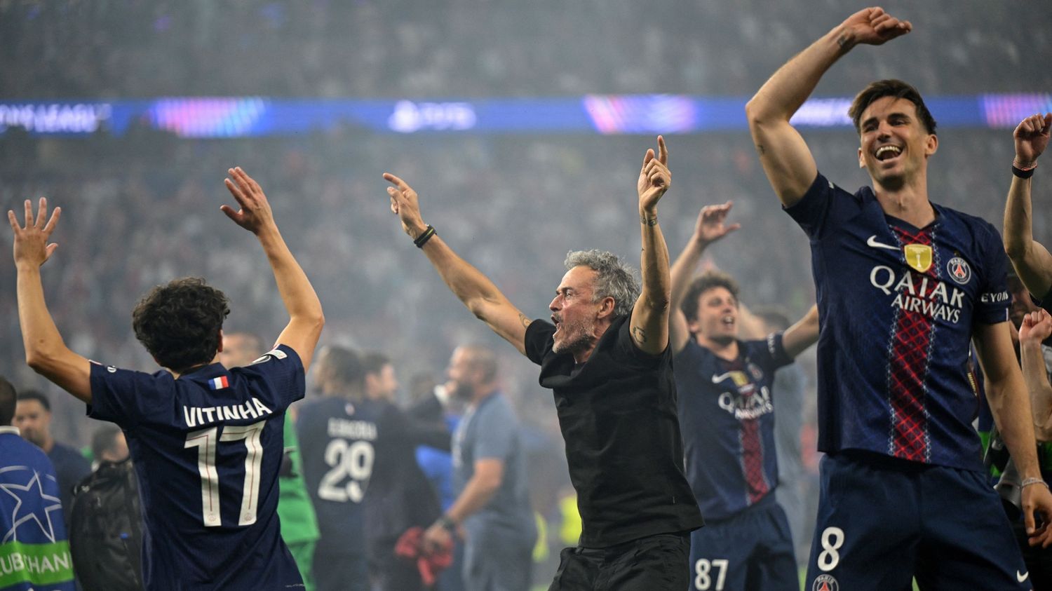L&rsquo;extase des supporters du PSG à Budapest : un deuxième sacre en ligue des champions gravé dans l&rsquo;histoire