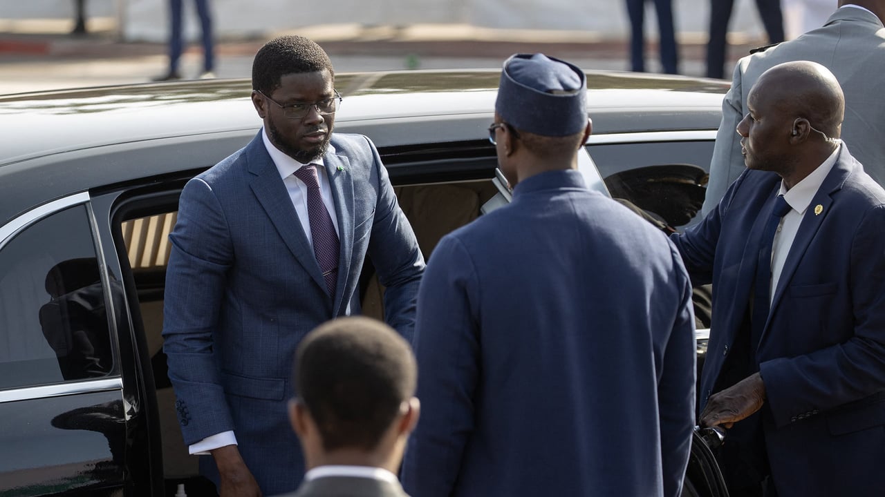 Diomaye faye entre ombre et lumière face à sonko au Sénégal