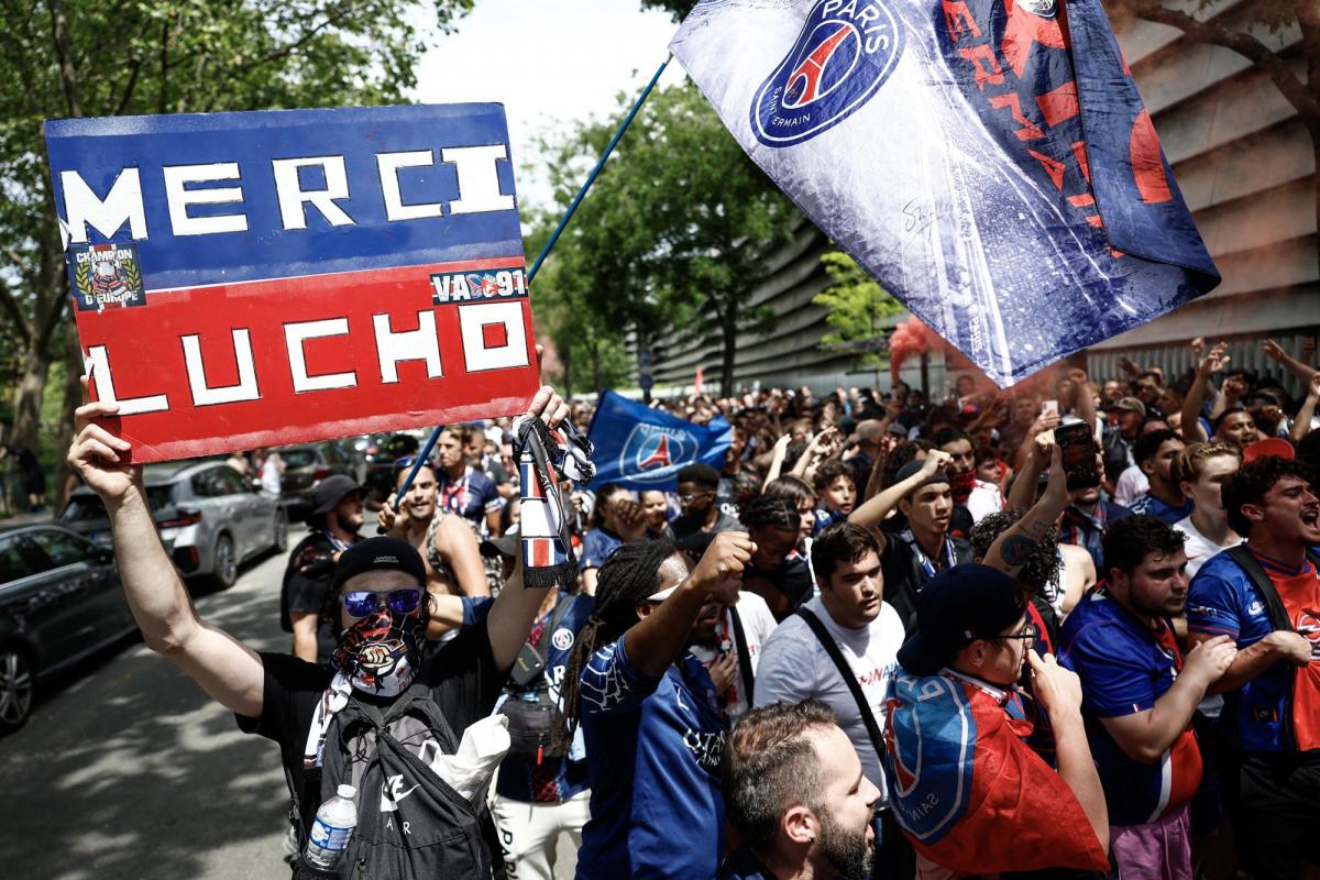 Effervescence totale aux abords du Parc des Princes avant le choc PSG-Arsenal