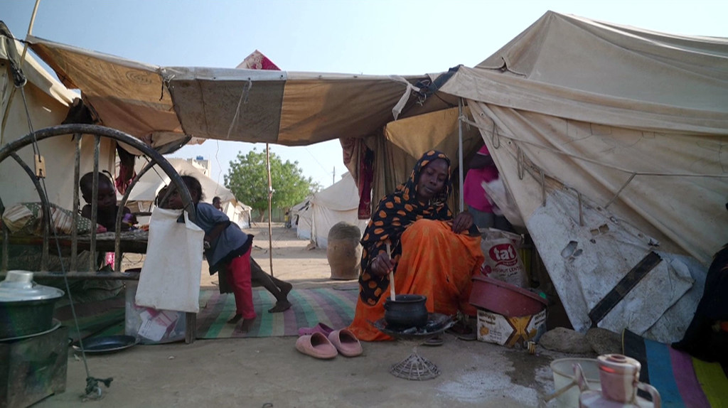 Situation critique au Soudan : des enfants attendent une aide alimentaire dans un camp de déplacés