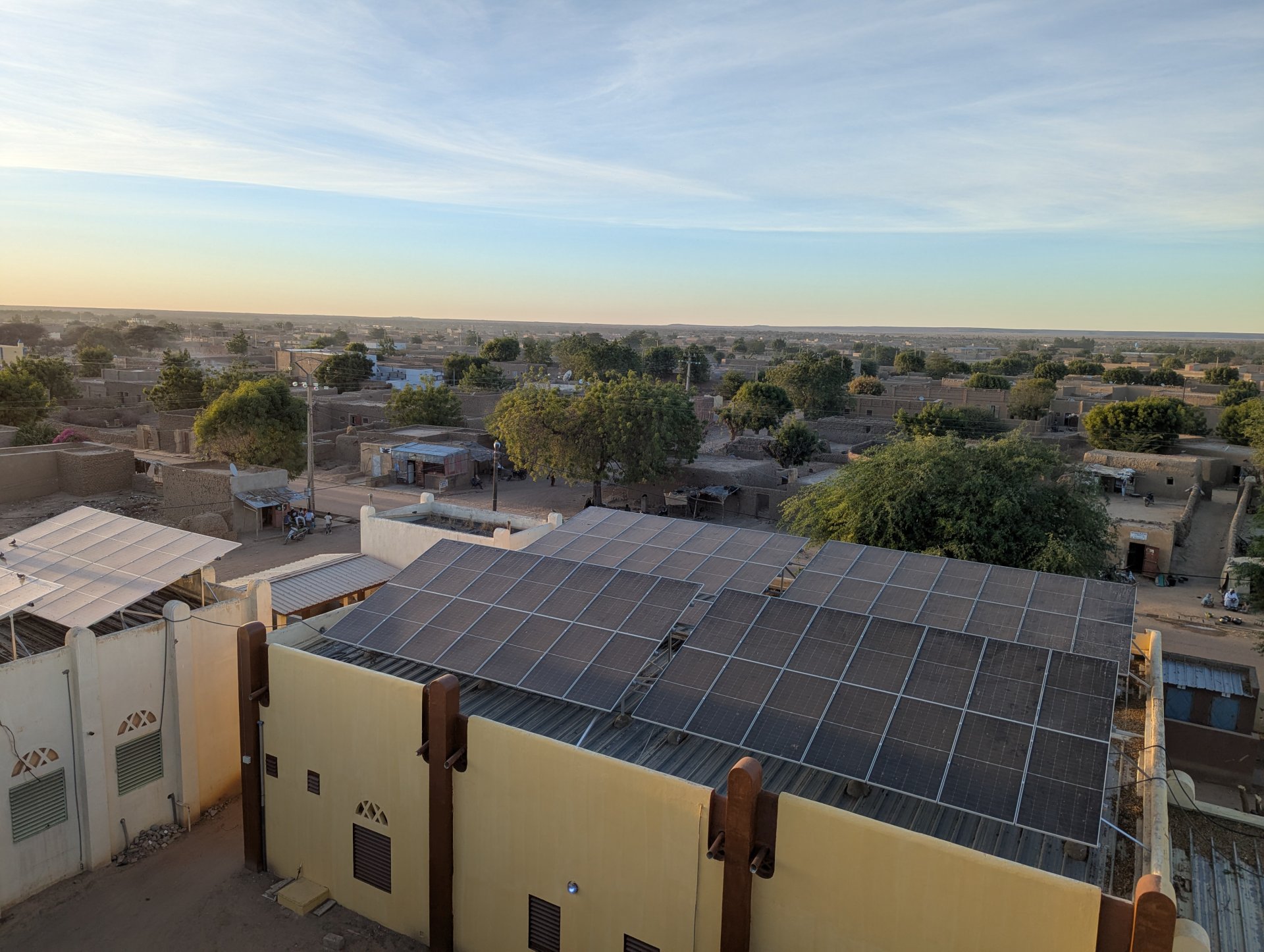 Panneaux solaires installés par Médecins Sans Frontières à l'hôpital de Niafounké, dans le nord du Mali.
