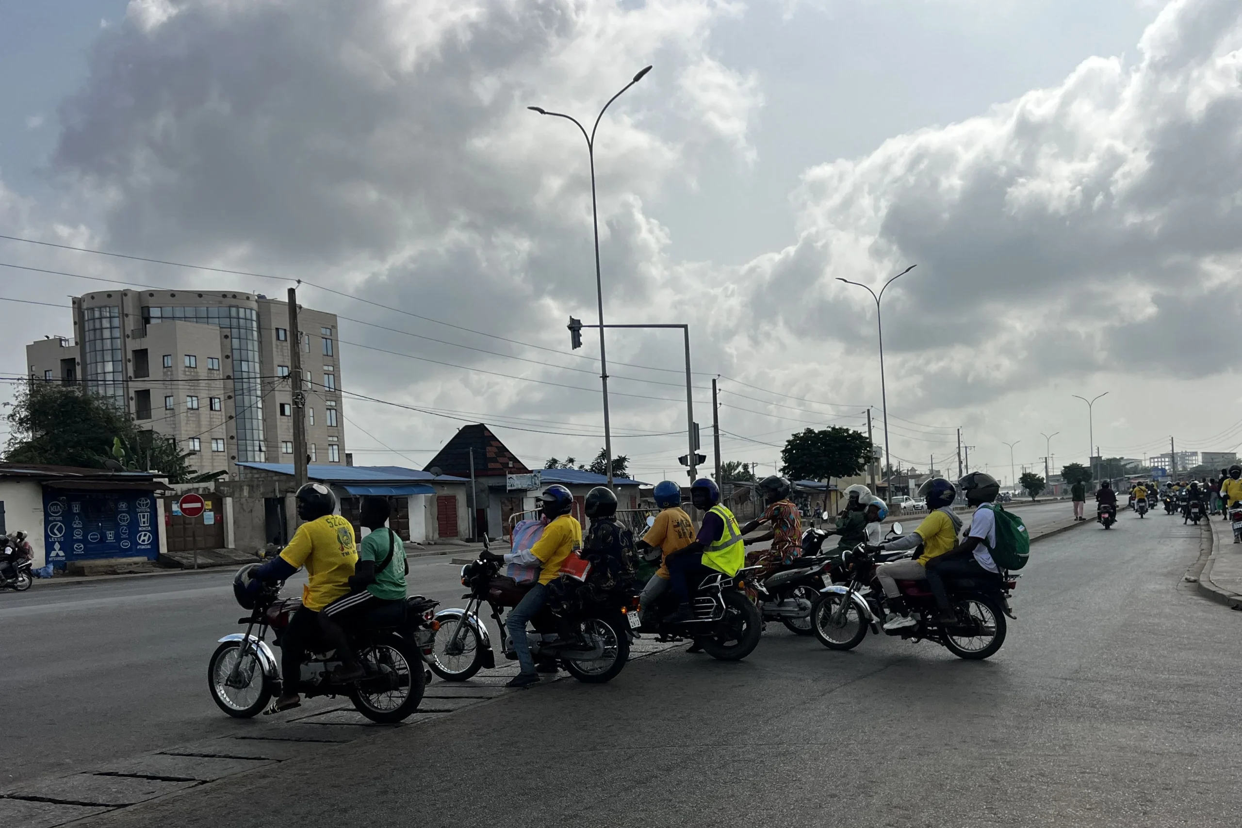 Des motos-taxis transportant des passagers à un carrefour à Cotonou, sur fond de rumeurs d’un possible coup d’État dans le pays, le 7 décembre 2025