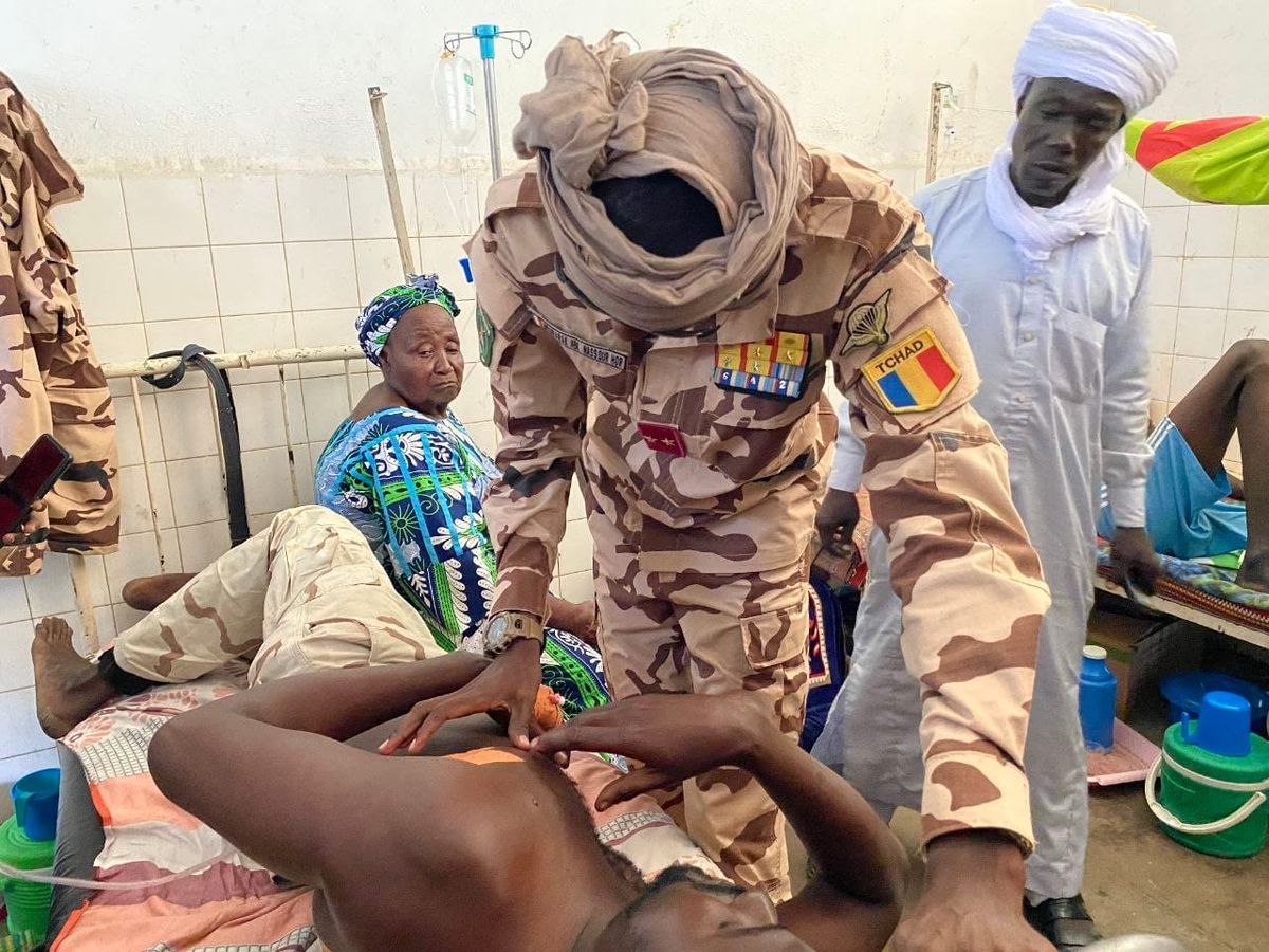Visite du commandant tchado-centrafricain aux soldats blessés de Korbol