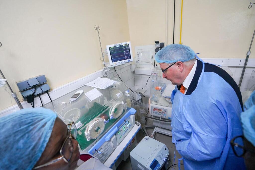 Le directeur exécutif adjoint de l'UNFPA, Andrew Saberton, observe un incubateur dans une maternité du Tchad