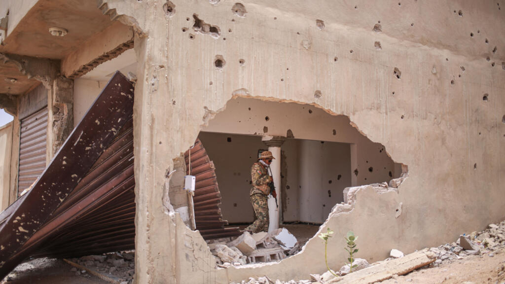 Un soldat du Front national de libération de l'Azawad (FLA) se promène à l'intérieur d'un bâtiment endommagé à Kidal, le 9 mai 2026.