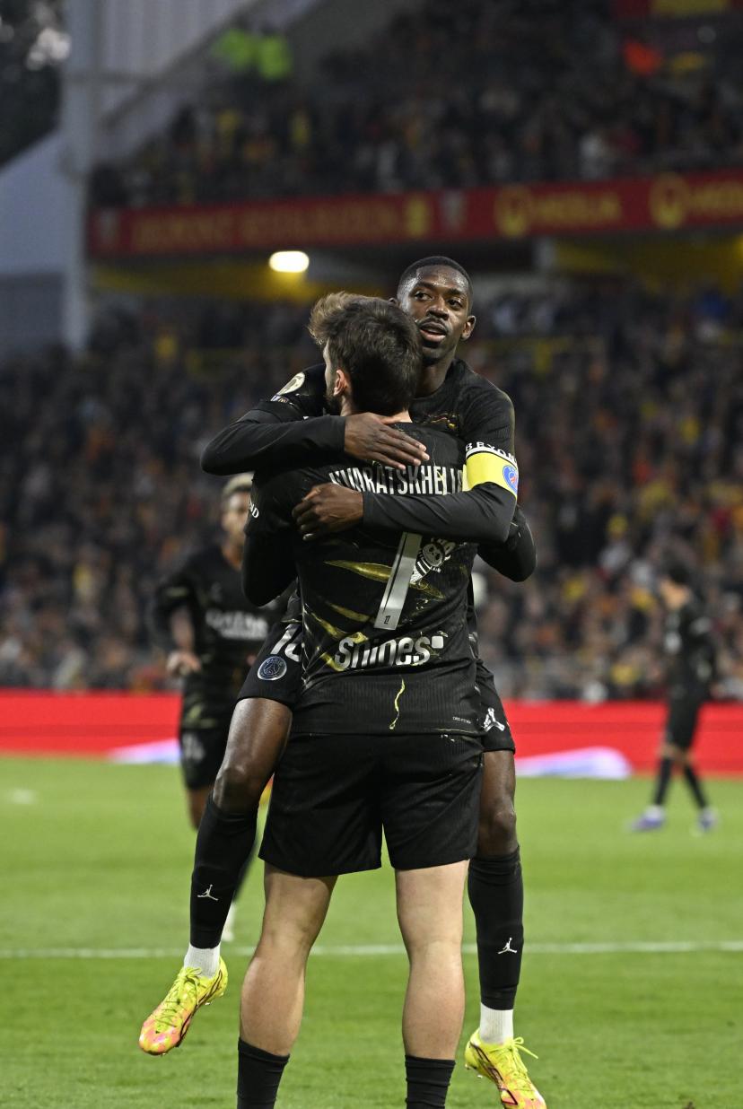 La joie partagée d'Ousmane Dembélé et Khvitcha Kvaratskhelia après la victoire du PSG à Lens