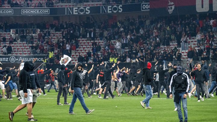 Envahissement de terrain à l'Allianz Riviera le 17 mai 2026.