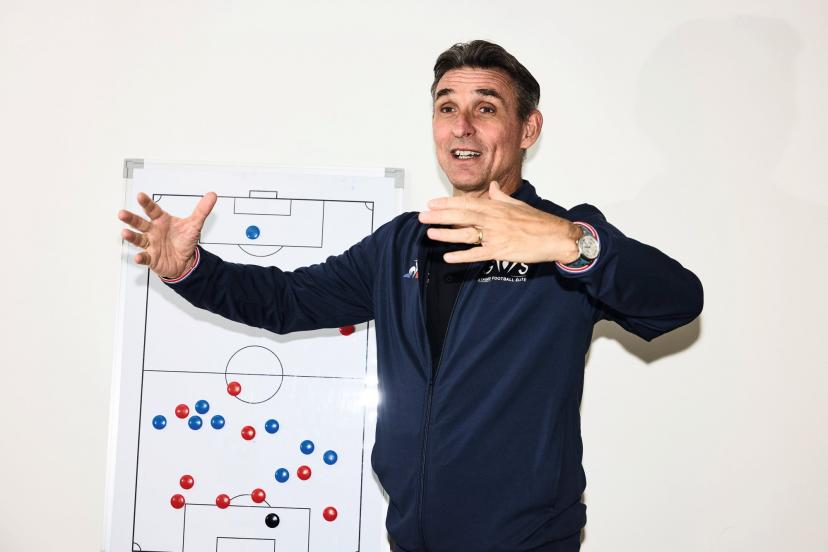 Libérés par l'enjeu d'un match de prestige à Londres, les Lensois avaient un plan de jeu assumé selon Guillaume Warmuz : « Couper l'équipe en deux. » Un choix osé porté par la décision de repasser à quatre défenseurs derrière. (Roberto Frankenberg /L'Équipe)