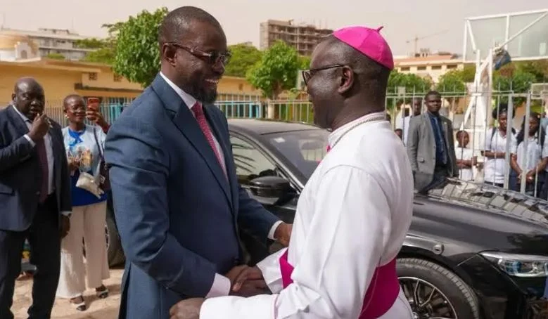 Popenguine : Ousmane Sonko en visite chez Monseigneur André Guéye avant le pèlerinage 1 Popenguine : Ousmane Sonko en visite chez Monseigneur André Guéye avant le pèlerinage