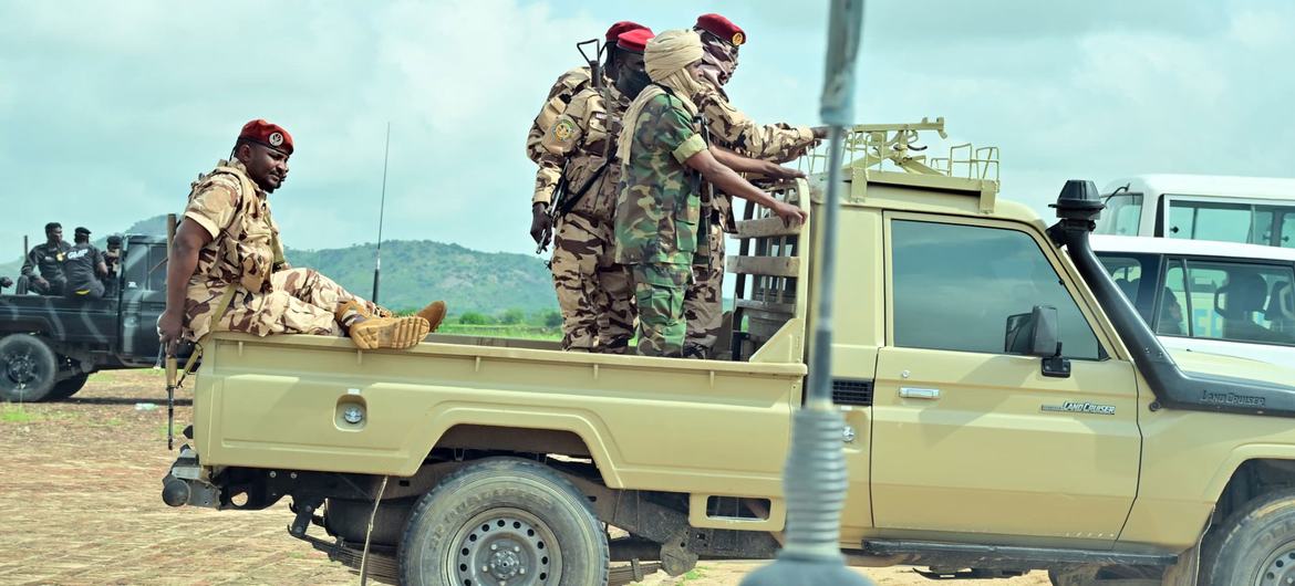 Des forces de sécurité patrouillent à Adré, au Tchad.