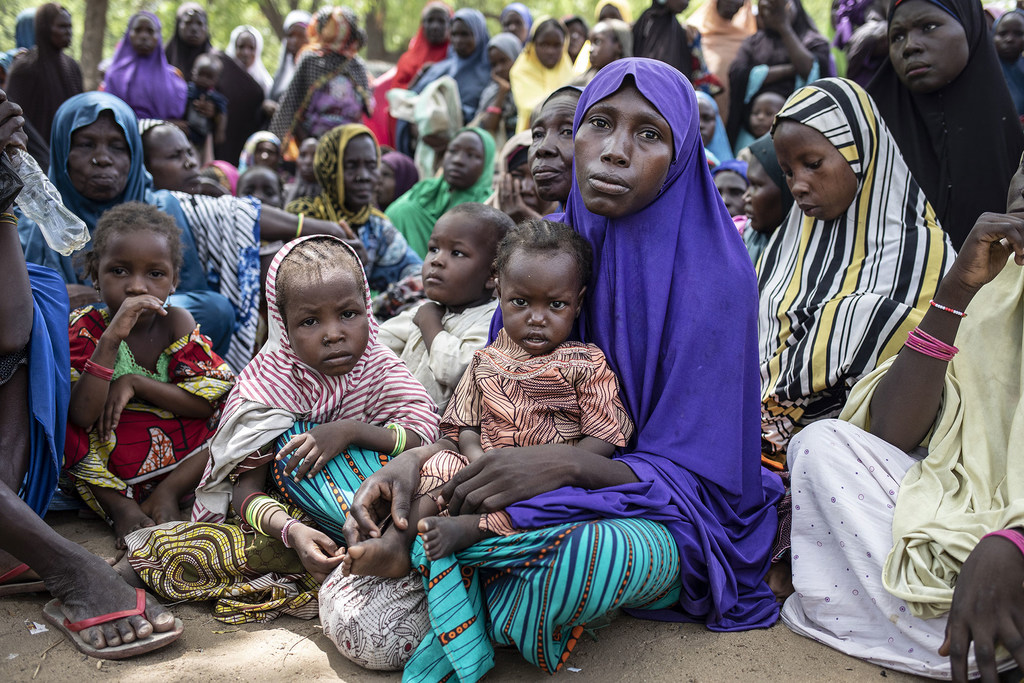 Des mères déplacées avec leurs enfants participent à un exercice d'évaluation de la famine organisé par le Programme alimentaire mondial (PAM) dans l'État de Borno, au nord-est du Nigéria.