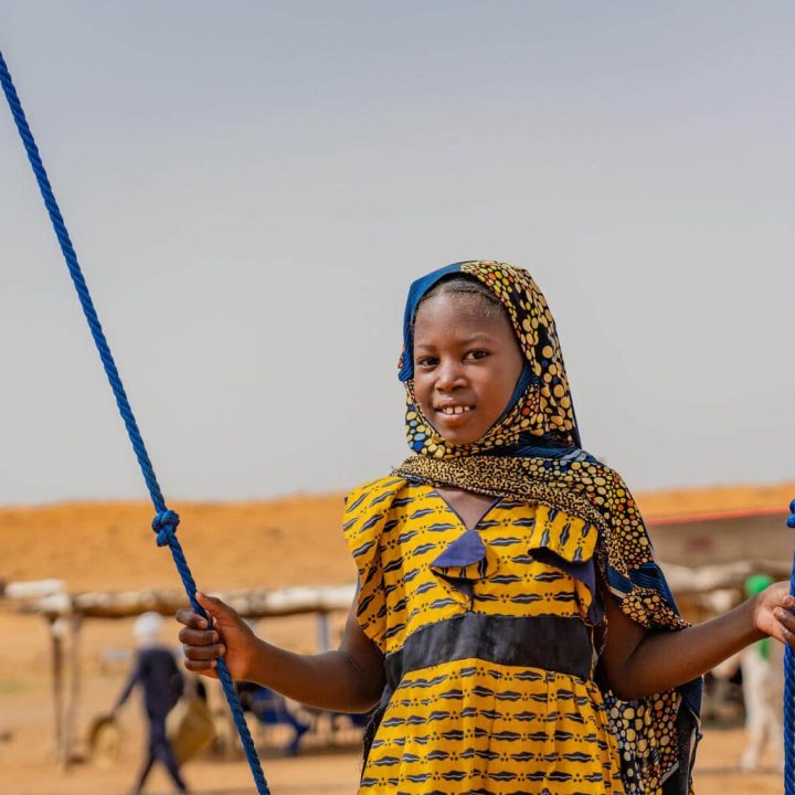 Une fillette déplacée joue dans l'espace ami des enfants de l'UNICEF dans le camp de déplacés de BAWA. ©UNICEF/UNI430551/N'Daou