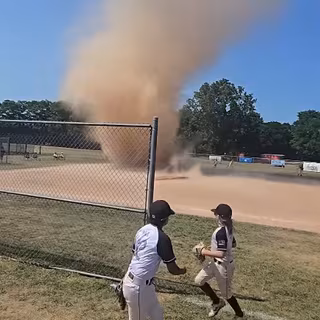 Par chance, aucun joueur de baseball n'a été blessé par ce puissant tourbillon imprévisible. © ViralHog