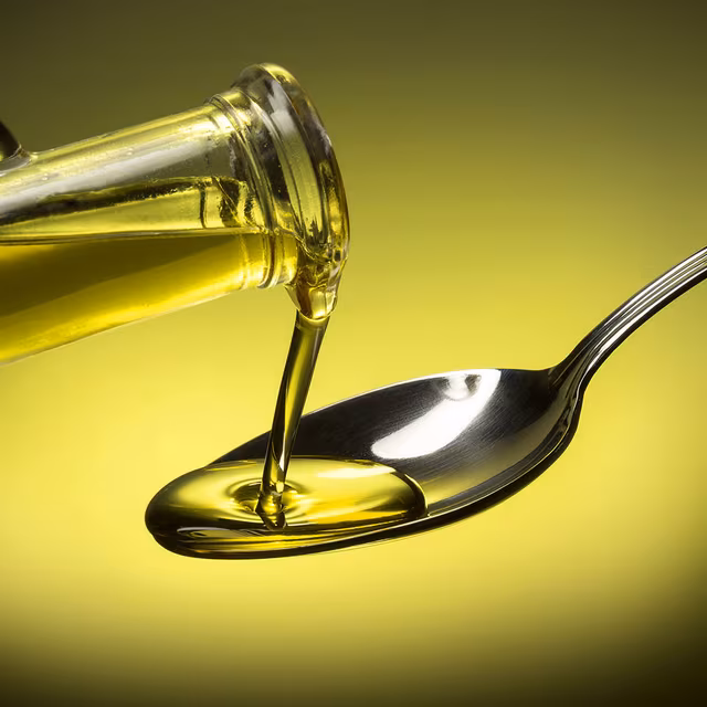 Les huiles alimentaires offrent une grande diversité, allant de l’huile d’olive à l’huile de colza, en passant par l’huile de noix ou de tournesol. Riches en acides gras essentiels, elles participent au bon fonctionnement du cœur, du cerveau et du système immunitaire. Certaines sont également sources de vitamines A, D et E. Varier les huiles permet de bénéficier d’un équilibre nutritionnel optimal. Elles jouent aussi un rôle important en cuisine, en rehaussant les saveurs des plats.© Popout, Adobe stock&nbsp;