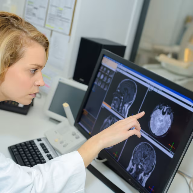 En radiothérapie, le radiophysicien doit rendre optimal le traitement du patient en lui délivrant la dose adaptée à sa pathologie.&nbsp;© auremar, Adobe Stock.