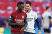 Bukayo Saka et le manager d'Arsenal Mikel Arteta lors de l'entraînement à Budapest, le 29 mai.