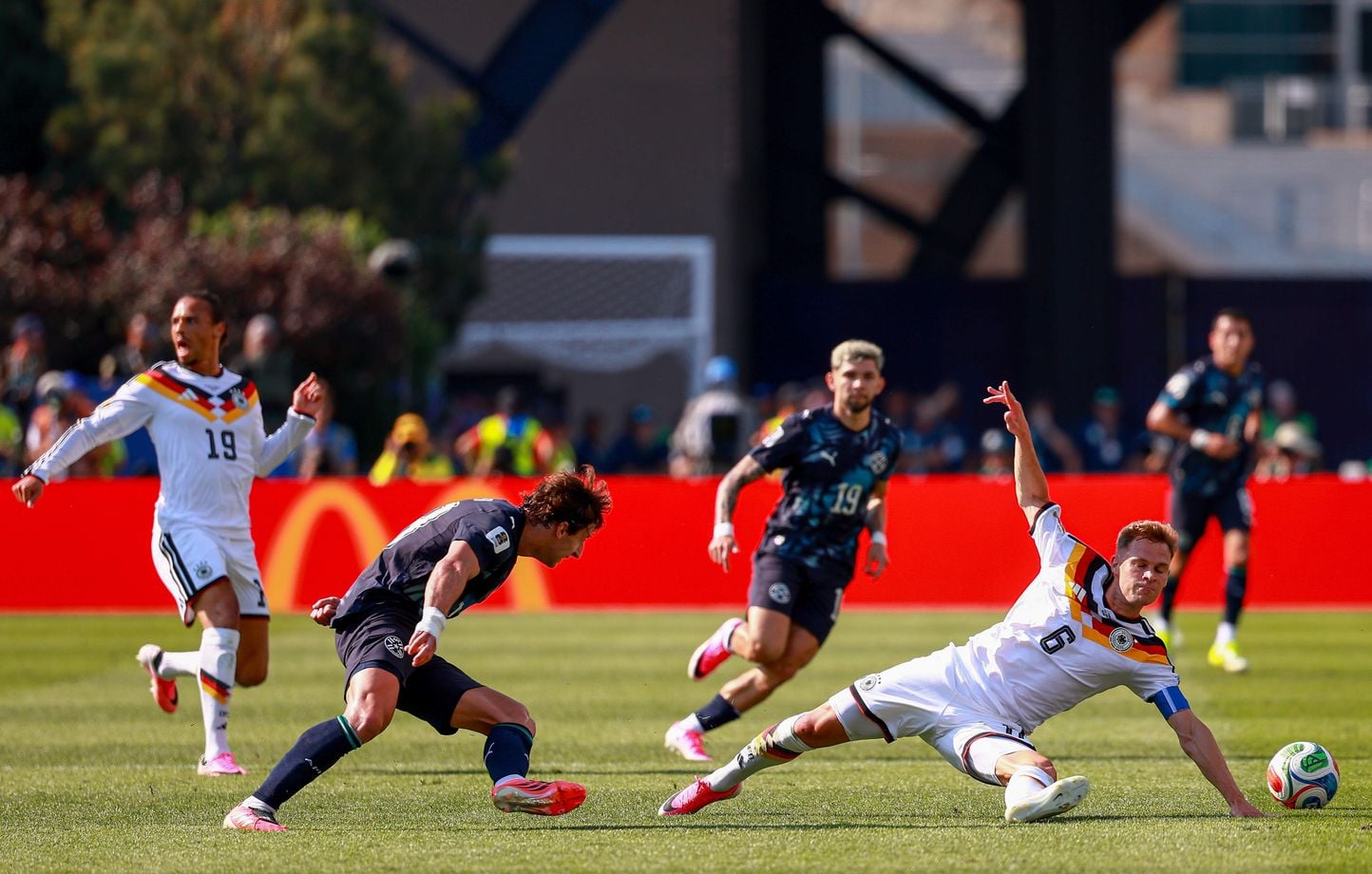 L&rsquo;Allemagne humiliée par le Paraguay en 16es de finale : la Mannschaft au bord du gouffre