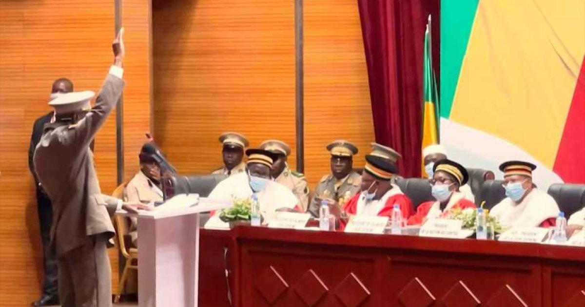 Le colonel Assimi Goïta officiellement investi président de la transition au Mali