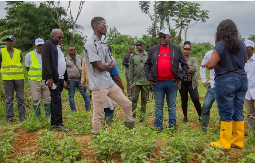 Ministre Charles Edgar Mombo visitant le CENAREST