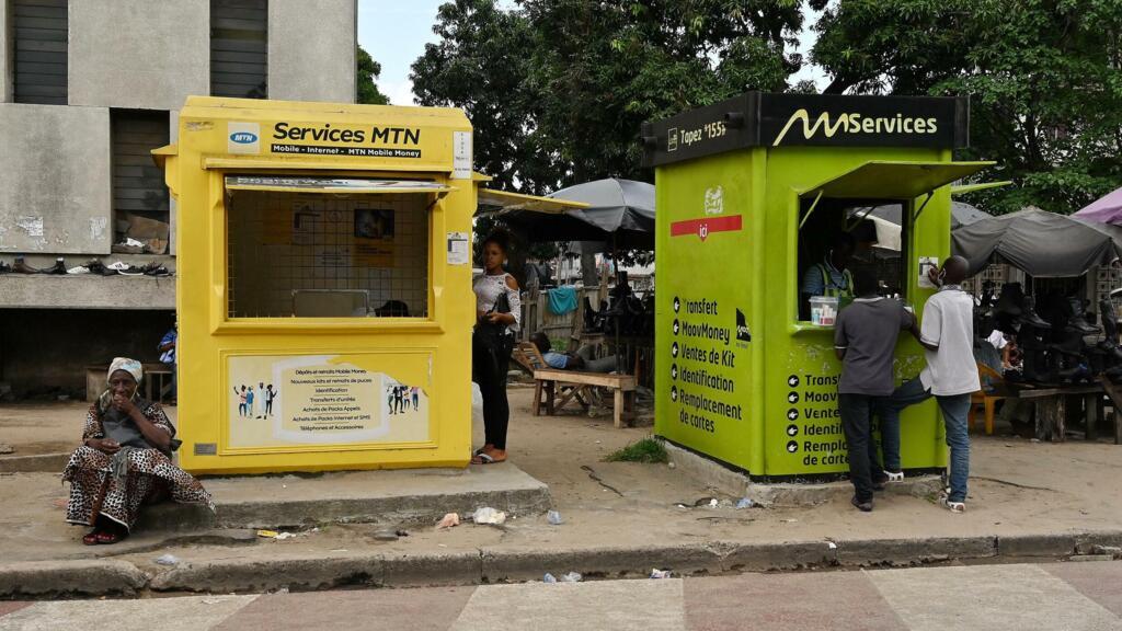 Cabines de mobile money à Abidjan, Côte d'Ivoire
