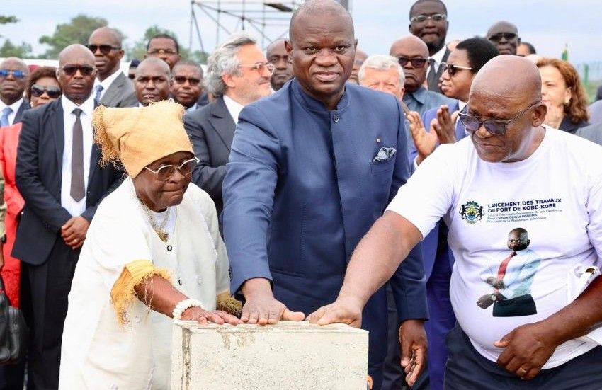 Pose de la première pierre du port de Kobe-Kobe au Gabon