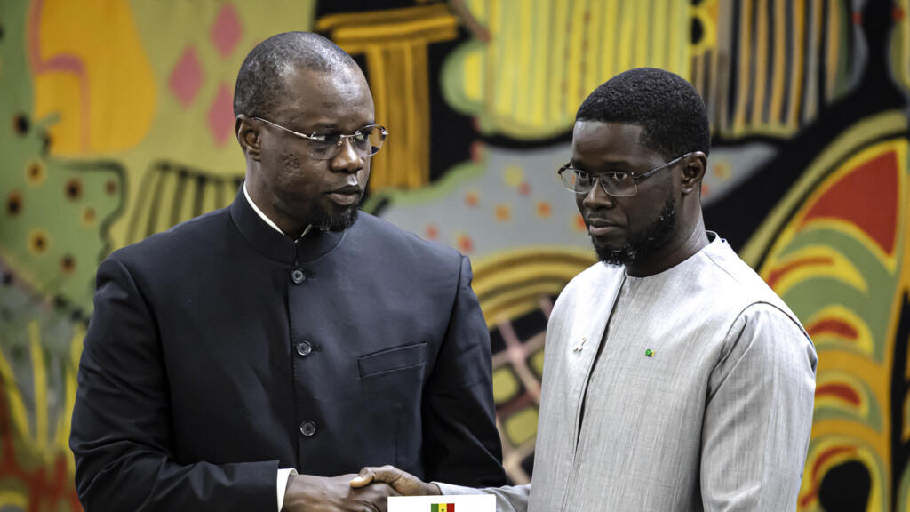 Ousmane Sonko, à gauche, et Bassirou Diomaye Faye, à droite, lors d'une rencontre au palais présidentiel de Dakar le 16 octobre 2025.