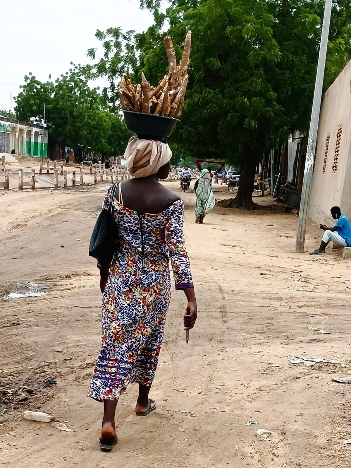 À N'Djamena, Léa vend du manioc pendant les vacances pour financer sa scolarité