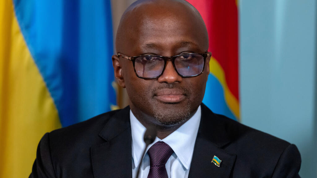 Le ministre rwandais des Affaires étrangères, Olivier Nduhungirehe, signe un accord de paix entre le Rwanda et la République démocratique du Congo au Département d'État américain, le 27 juin 2025 à Washington [image d'illustration].