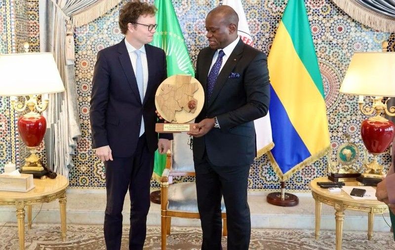 Le président gabonais Oligui Nguema recevant l'ambassadeur britannique Simon Day