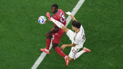 Le latéral portugais Nuno Mendes tente de contrer un joueur espagnol lors du match de 8e de finale de la Coupe du monde 2026, le 6 juillet à Dallas (États-Unis).