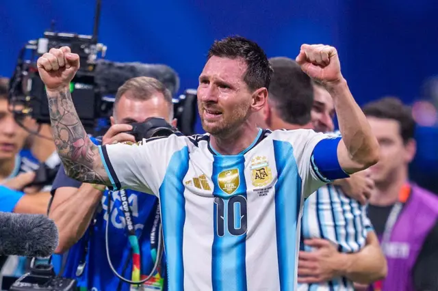 Lionel Messi célèbre une victoire en Coupe du monde 2026