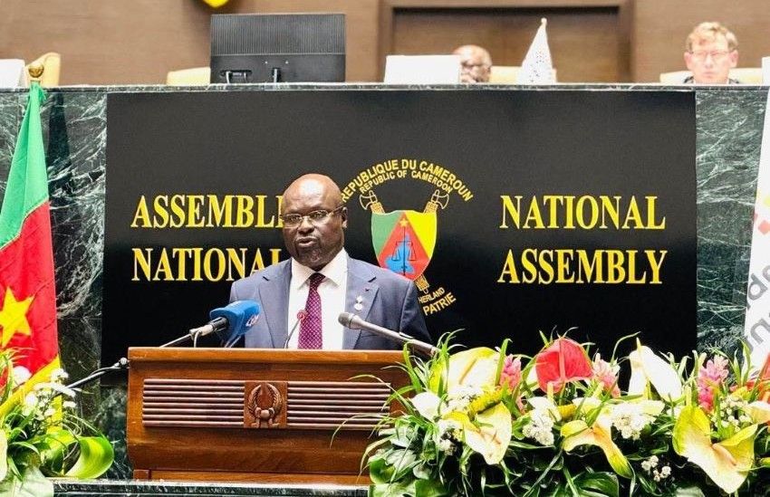 Michel Régis Onanga M. Ndiaye lors d'une session parlementaire francophone