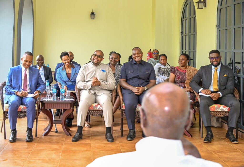Réunion entre Floribert Anzuluni et Yoweri Museveni à la ferme de Kisozi
