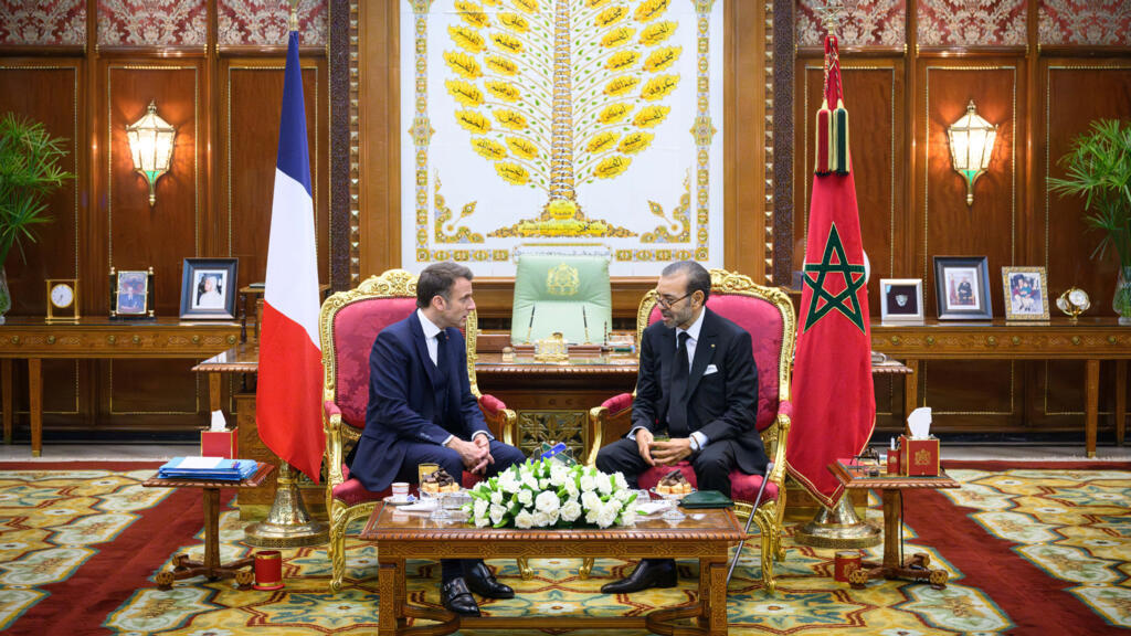 Le président Emmanuel Macron accueilli par le roi Mohammed VI à Rabat lors d'une visite officielle