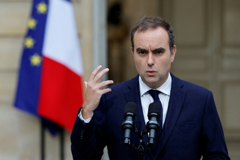 Sébastien Lecornu s'exprime lors d'une réunion diplomatique