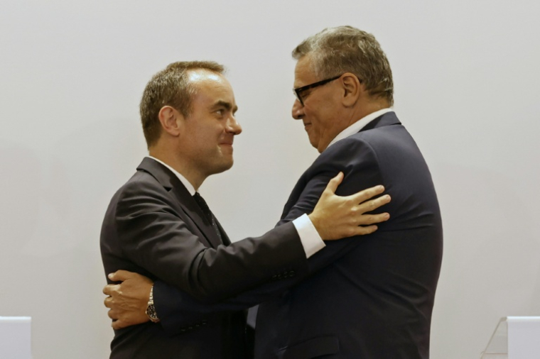 Sébastien Lecornu et Aziz Akhannouch échangent une poignée de main devant la presse à Rabat