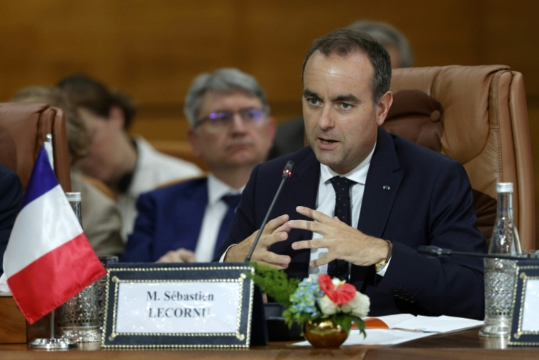 Sébastien Lecornu s'exprime lors d'une réunion avec des ministres marocains