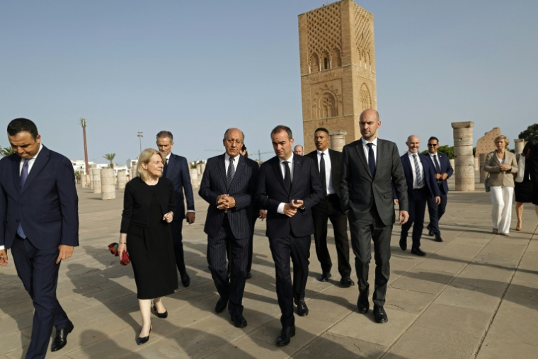 La délégation française en discussion avec des officiels marocains