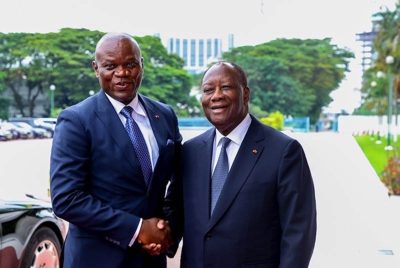 Le président gabonais Brice Clotaire Oligui Nguema et son homologue ivoirien Alassane Ouattara lors d'un sommet africain