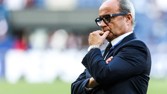 Luis Campos, directeur sportif du PSG, lors d'une conférence