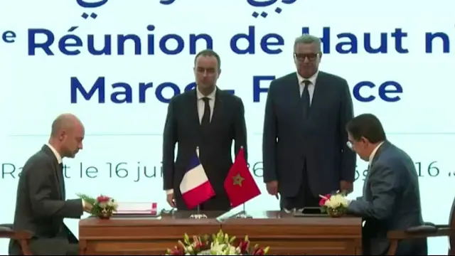 Signature d'accords entre responsables marocains et français