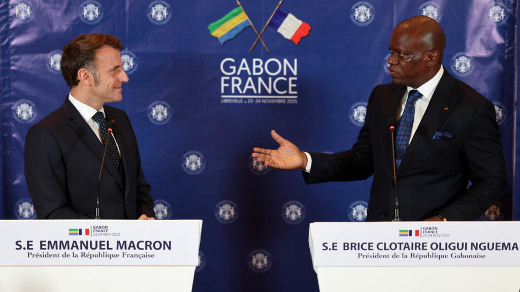 Le président français Emmanuel Macron et son homologue gabonais Brice Oligui Nguema lors d'une conférence de presse conjointe à Libreville en novembre 2025