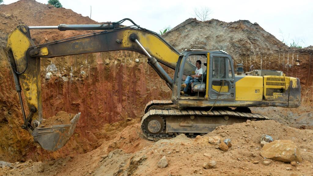 Un employé chinois d'une société minière travaille sur un site d'extraction d'or à Betare Oya, au Cameroun, en avril 2018.