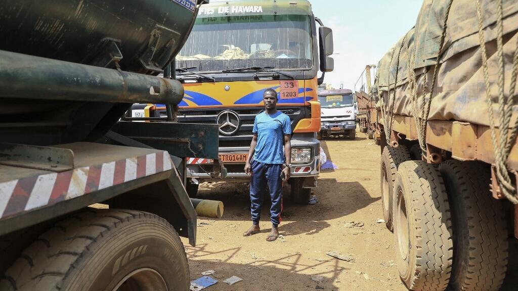 Camions en attente sur l'axe routier entre Douala et Bangui, illustrant les défis logistiques actuels.