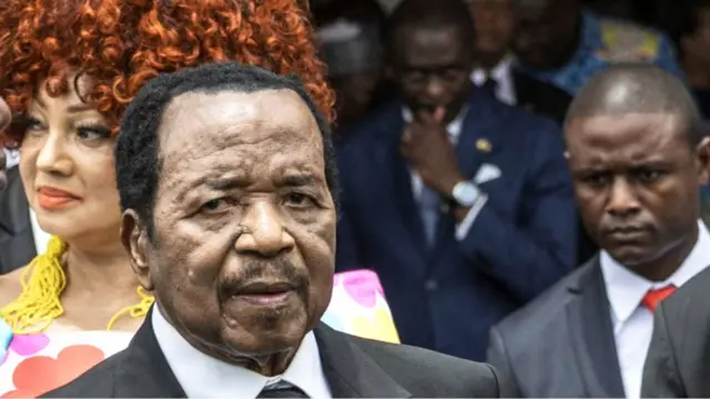 Paul Biya lors d'une de ses dernières apparitions publiques au Cameroun, à l'occasion de la visite du pape Léon XIV en avril 2026. Il est entouré de responsables camerounais et de son épouse, la Première Dame Chantal Biya.