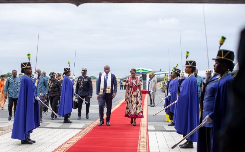 Le président Oligui Nguema et son épouse rentrant à Libreville après une tournée diplomatique